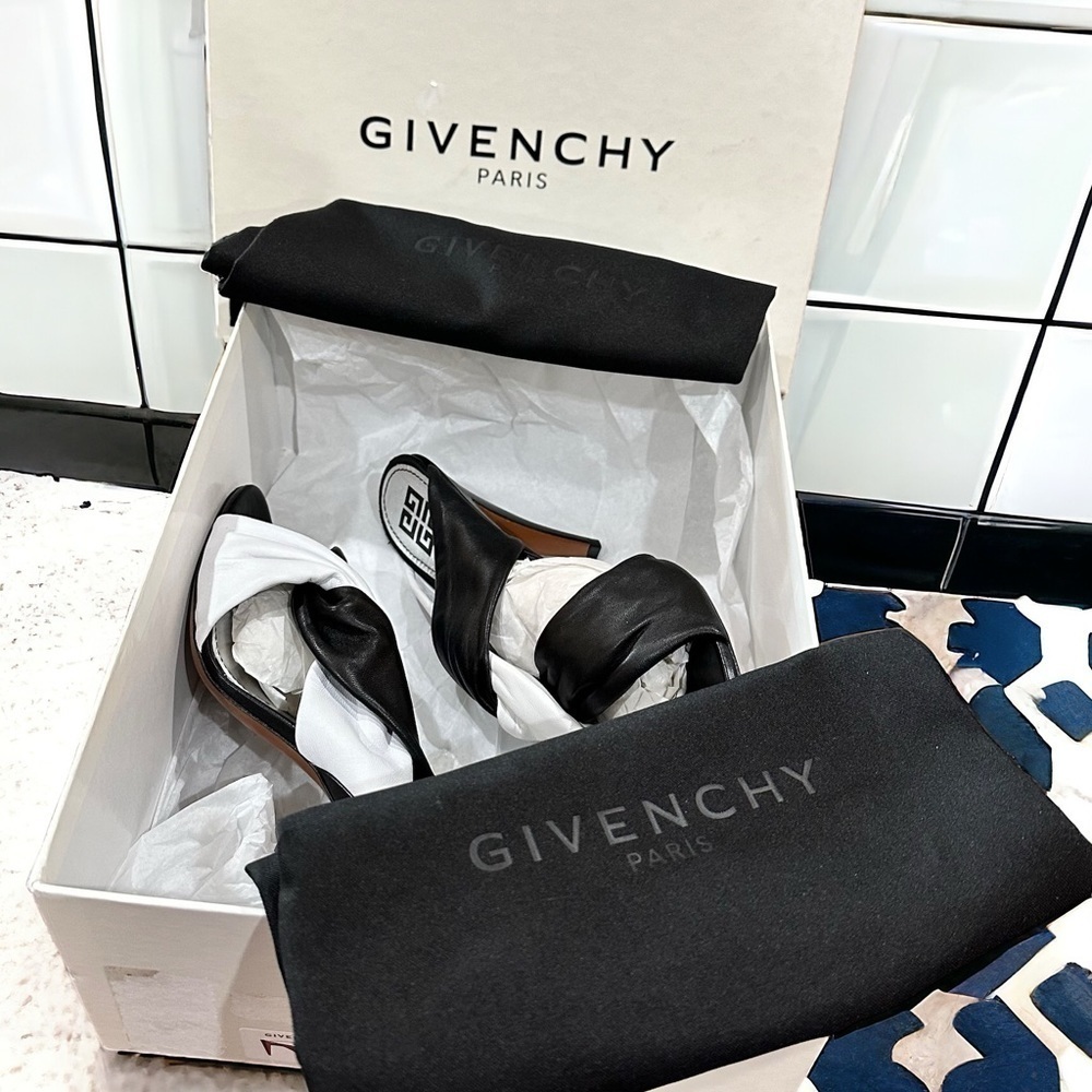 NWT GIVENCHY Nappa Leather Mule Twist slip on Sandals Black & White Sz 37 US 7